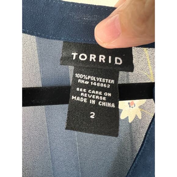 Torrid Size 2 2X 18/20 Blue Chiffon White Daisy Floral Hi-Low 3/4 Sleeve Blouse - Picture 3 of 9